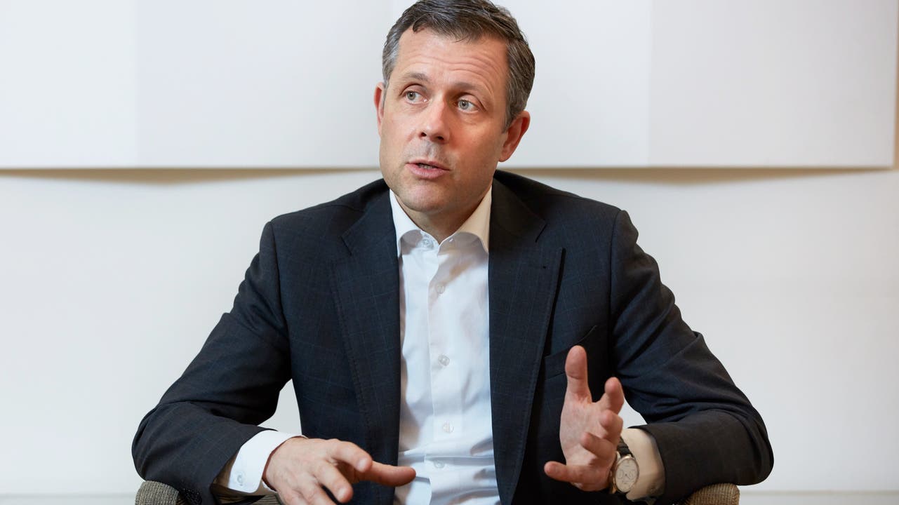 André Helfenstein, CS-Schweiz-Chef, verkündet das Ende der Tocherfirma NAB. Er will 100 Millionen Franken einsparen.