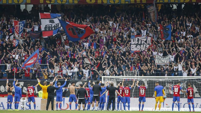 Ein Bild aus besseren Zeiten, als die Fans noch ihre Mannschaft feierten und der Klub der Stadiongenossenschaft noch Miete zahlte.