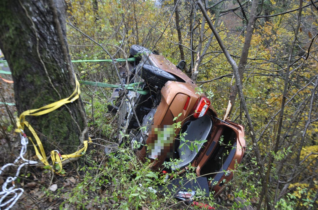 Trimbach SO, 27.Oktober: Eine Autolenkerin verlor die Kontrolle über ihr Auto. Dieses stürzte eine Böschung hinab.