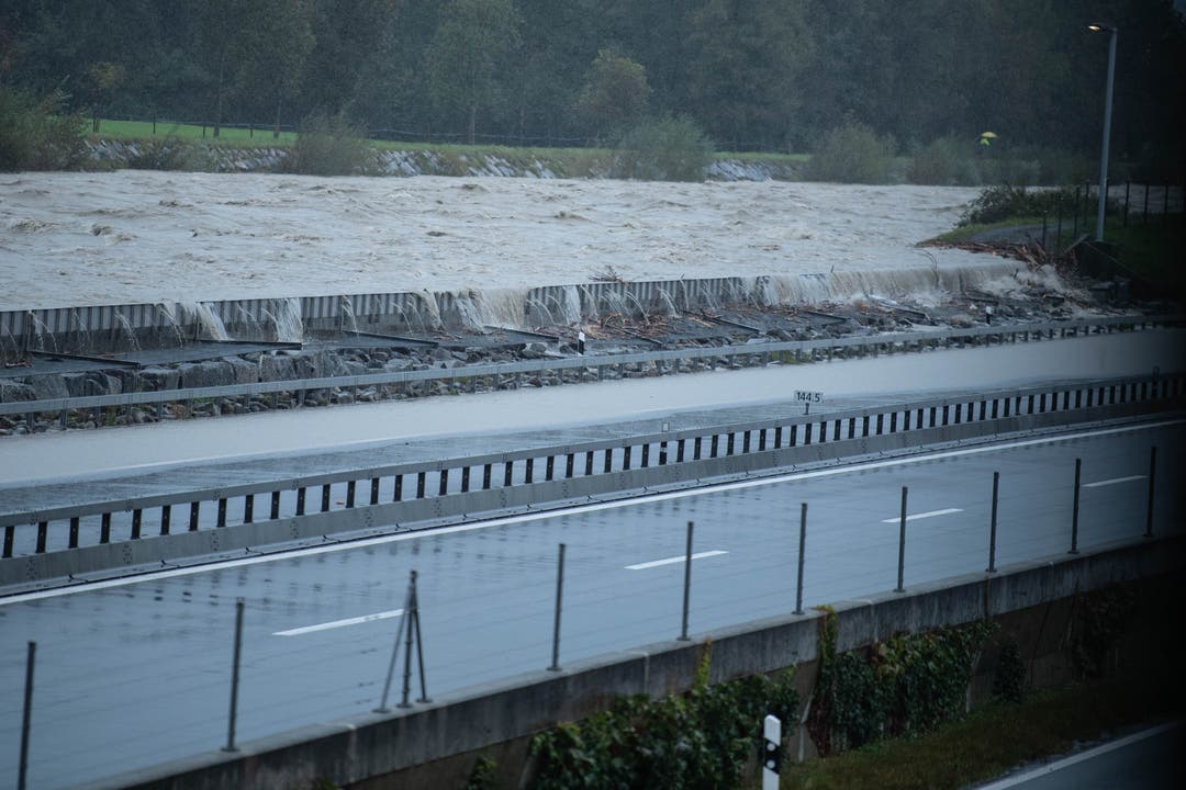 Die Reuss tritt über die Ufer und überschwemmt die Autobahn A2.