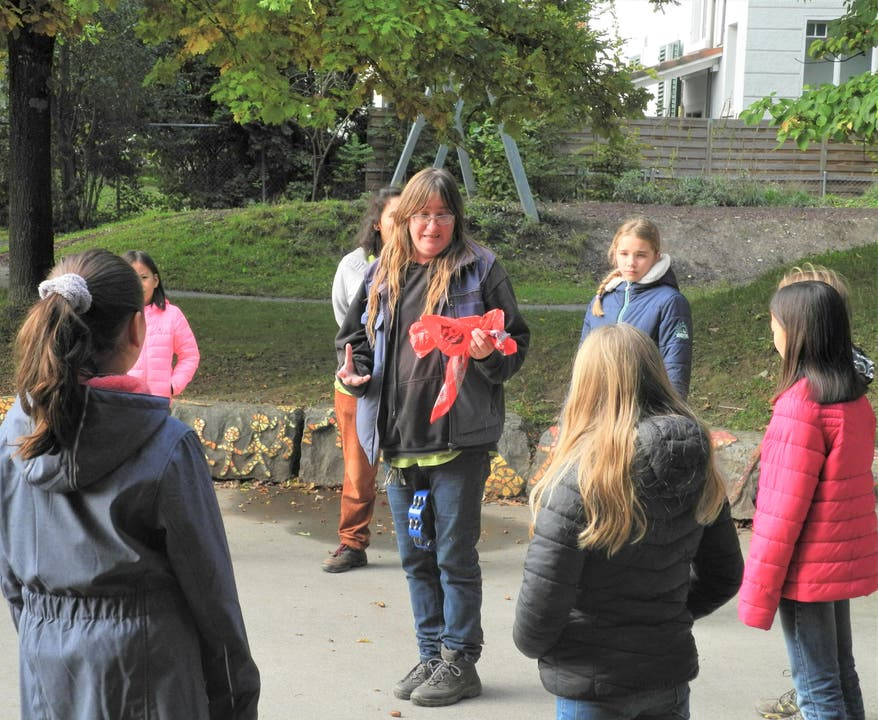  Kursleiterin Mirjam Spring klärt die Kinder über den Igel und dessen Umwelt auf.