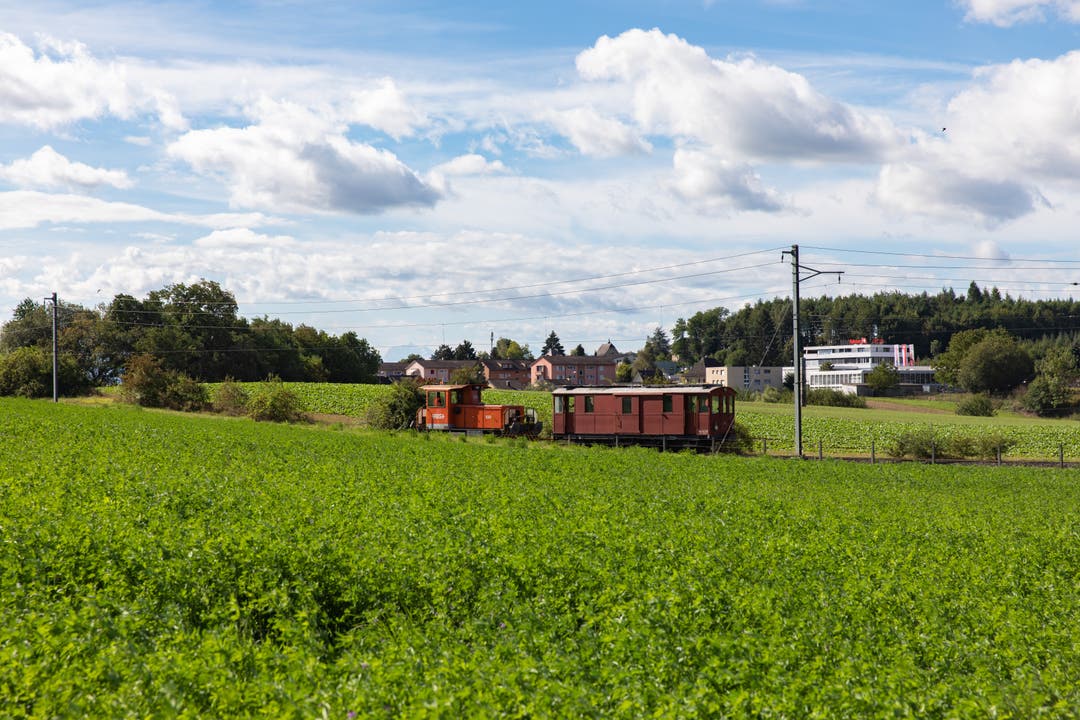 Auf der letzten Reise: Der «Gem 4/4 121» wird mit einer Diesellokomotive nach Bätterkinden geschleppt.
