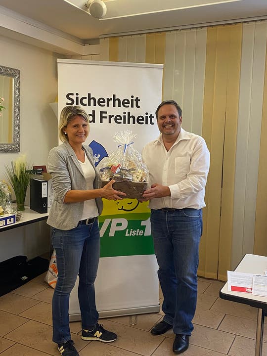 NRin B. Steinemann und KR Rochus Burtscher Parteipräsident Rochus Burtscher überreicht NRin Barbara Steinemann ein Geschenk von Dietiker Produkten.