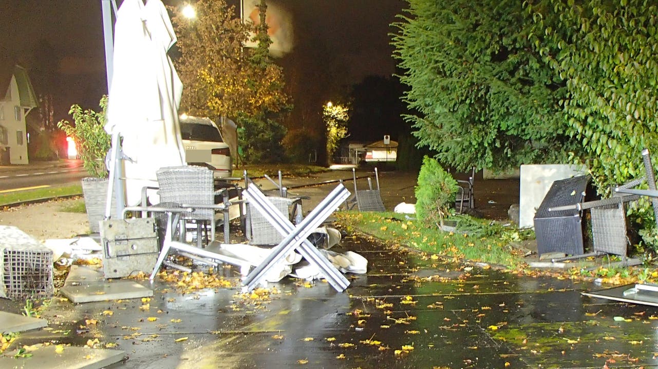 Menziken AG, 28. Oktober: Ein betrunkener Automobilist kommt von der Strasse ab und verursacht Sachschaden in einer Gartenwirtschaft. Verletzt wurde niemand.