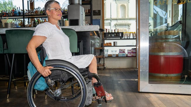 Durch Barrierefreiheit wird Selbstbestimmung erst möglich: Rollstuhlfahrerin Karin Wiget ist gerne unterwegs (wie hier im Riva Café &amp; Weinbar), vorausgesetzt die Schmerzen lassen es zu