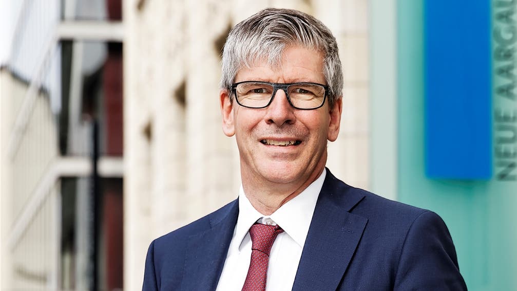 Roland Herrmann, bisheriger CEO der NAB, ist seinen Job los. Er wird weiterhin für die Credit Suisse tätig sein um die Integration der NAB in die CS zu begleiten.