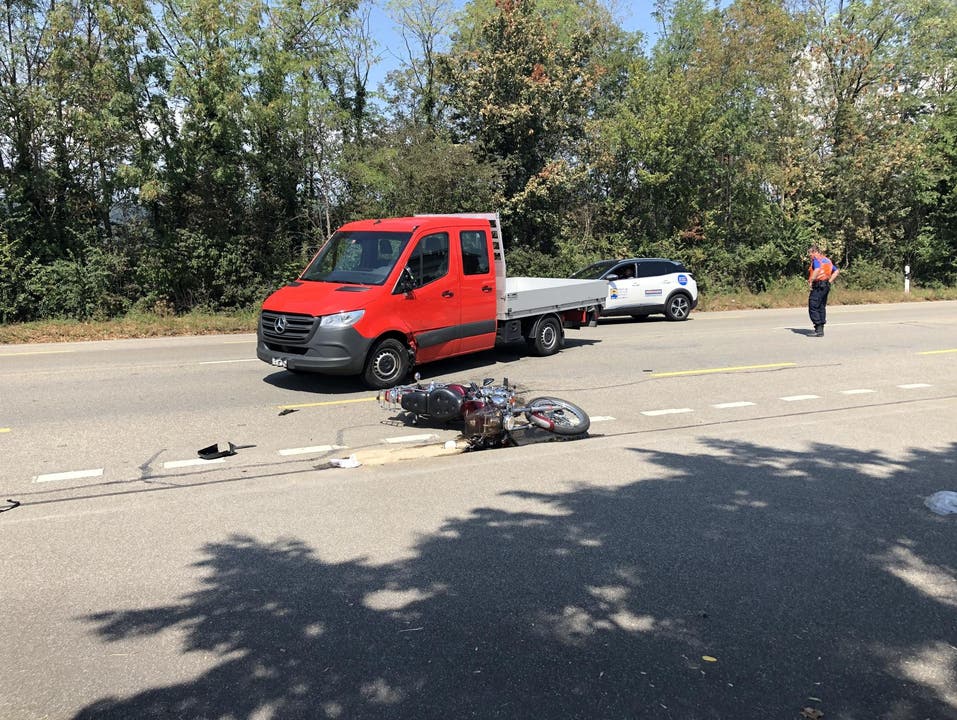 Pratteln BL, 11. August: Auf der Rheinstrasse kollidierten ein Lieferwagen und ein Motorrad miteinander. Die Motorradenkerin wurde dabei verletzt.