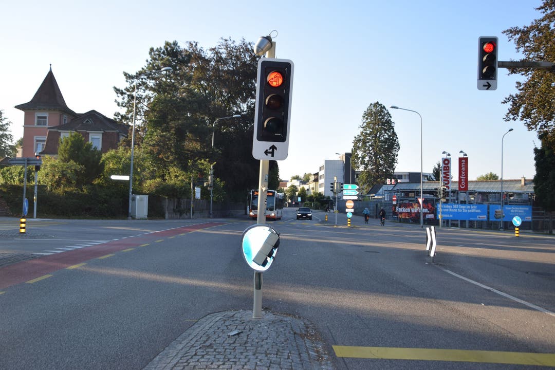 Solothurn, 7.August: Ein unbekannter Fahrzeuglenker beschädigte einen Lichtsignalmast und ein Verkehrsschild und meldete es nicht.
