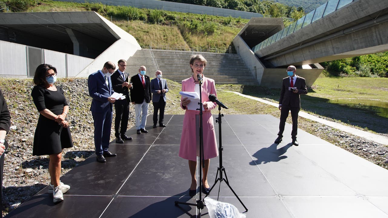 Bundespräsidentin Simonetta Sommaruga würdigt den Basistunnel. (3. September)