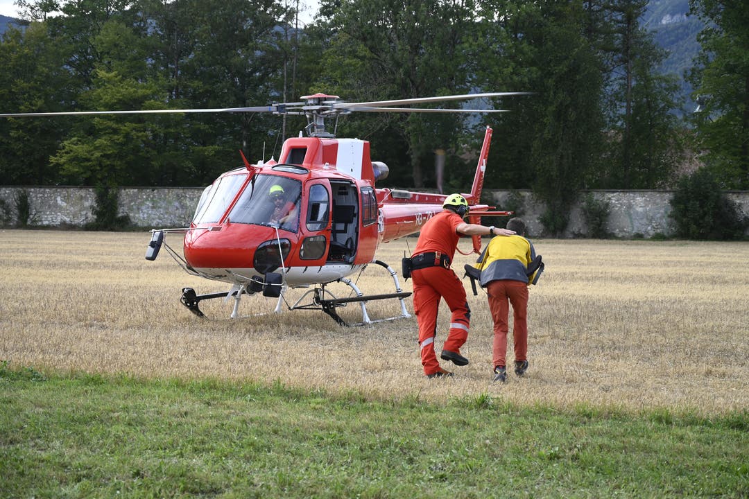 Die SAC-Mitglieder werden einzeln zum Hubschrauber begleitet.