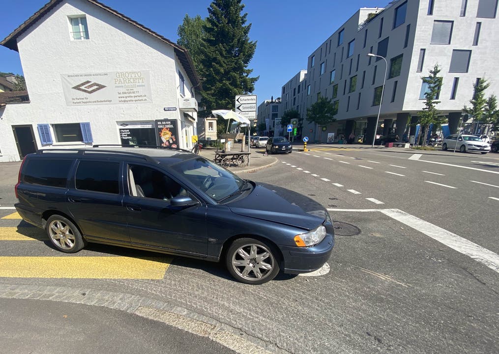 Wettingen AG, 10. August: Bei einer Einmündung stiessen zwei Autos zusammen. Aufgrund der mutmasslich eingeschränkten Fahrfähigkeit nahm die Polizei dem Verursacher den Führerausweis ab.