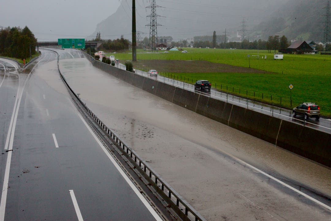 Die Autobahn A2 ist überflutet mit Wasser. Dies gehört zum Hochwasserschutzkonzept von Uri.