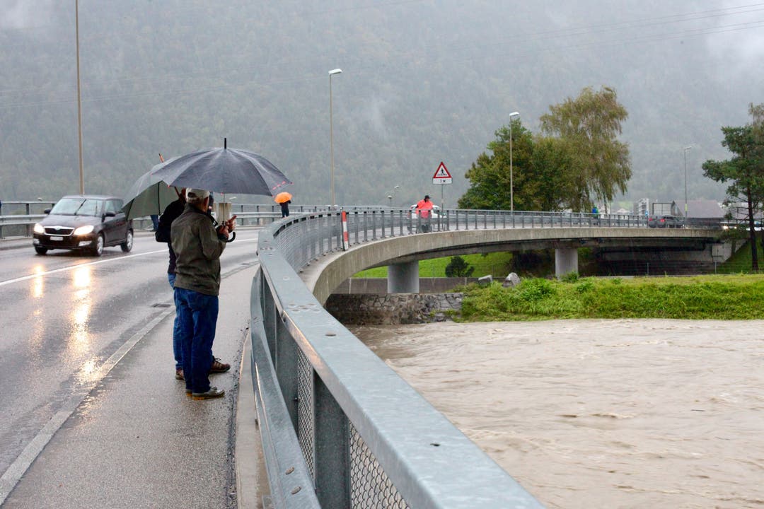 Viele Leute wollten sich die überschwemmte Autobahn und die Reuss ansehen. Die Reussbrücke in Seedorf wurde zum Treffpunkt der Bevölkerung.