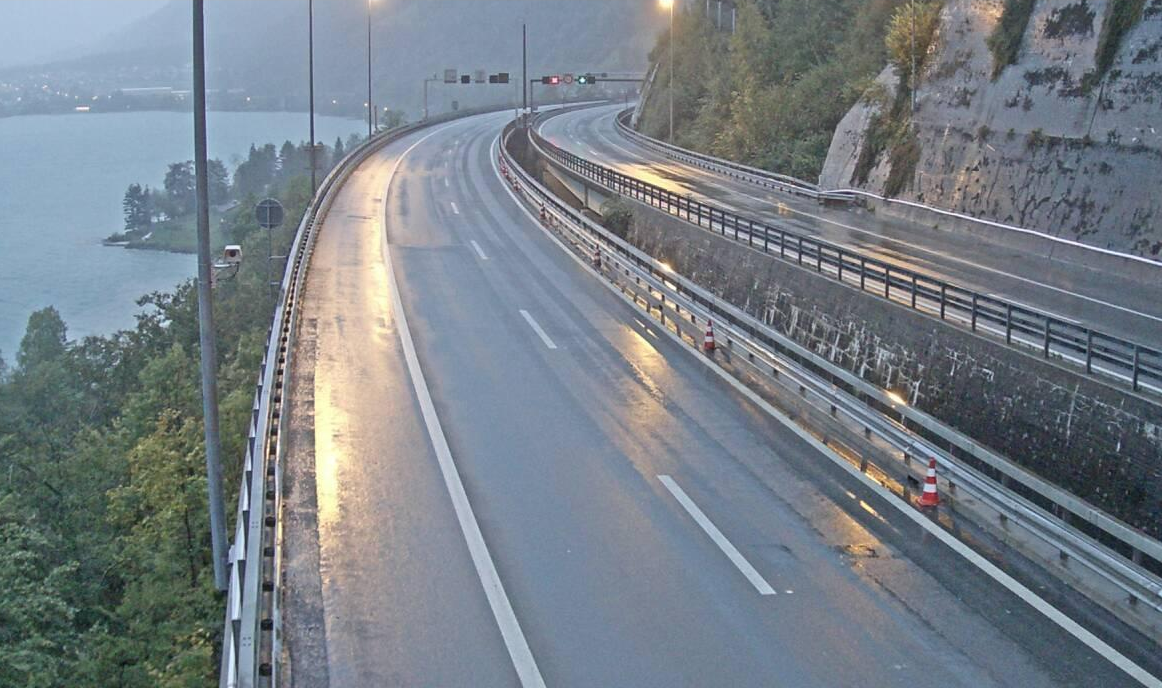 Kein Verkehr am Samstagmorgen: Die Autobahn A2 ist zwischen Erstfeld und Beckenried gesperrt.