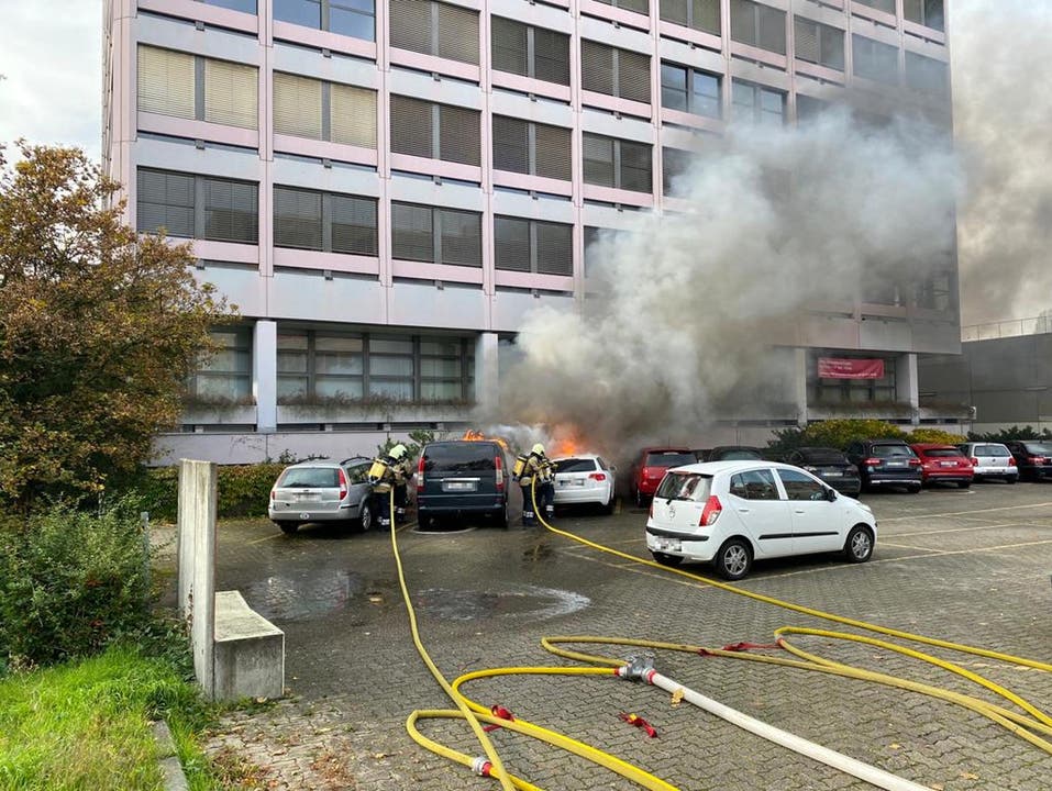 Muttenz BL, 20. Oktober: An zwei parkierten Autos ist am Dienstagmorgen in Muttenz bei einem Brand Totalschaden entstanden. Verletzte gab es keine.