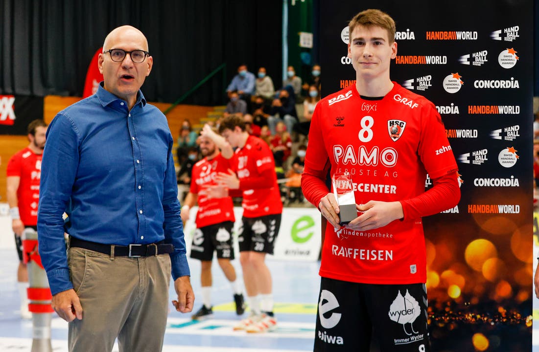 Vor Anpfiff der Partie wird HSC-Rückraumspieler Manuel Zehnder (r.) für seine Wahl zum Newcomer des Jahres 2020 bei den Swiss Handball Awards geehrt.