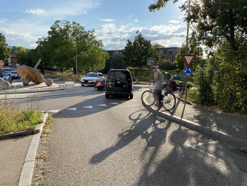 Arlesheim BL, 17. August: Im Kreisverkehr kam es zu einer Kollision. Die beteiligte Fahrradlenkerin verletzte sich dabei.