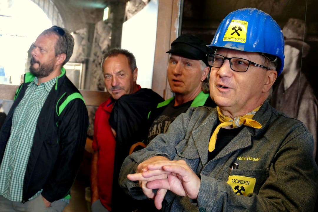 Stollenführer Hasler... ... erläutert die Geschichte zum Bergwerk Gonzen