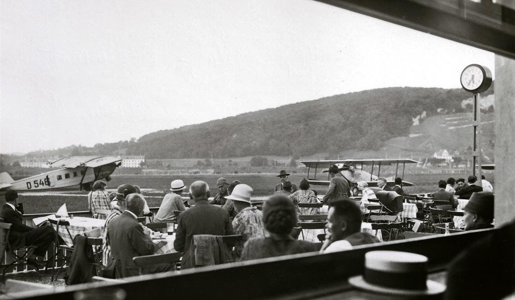 Das Restaurant auf dem Flugplatz im Jahr 1934. Vom Tisch aus liess sich der Flugbetrieb hautnah mitlerleben, so manch Sonntagsausflug führte damals aufs Sternenfeld. Zu sehen ist eine Dornier Komet III, genannt «Hyäne».