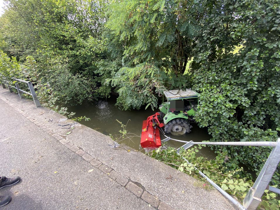 Oberkulm AG, 18. August: Ein 35-jähriger Traktorfahrer blieb am Geländer der Wyna hängen und stürzte darauf ins Bachbett.