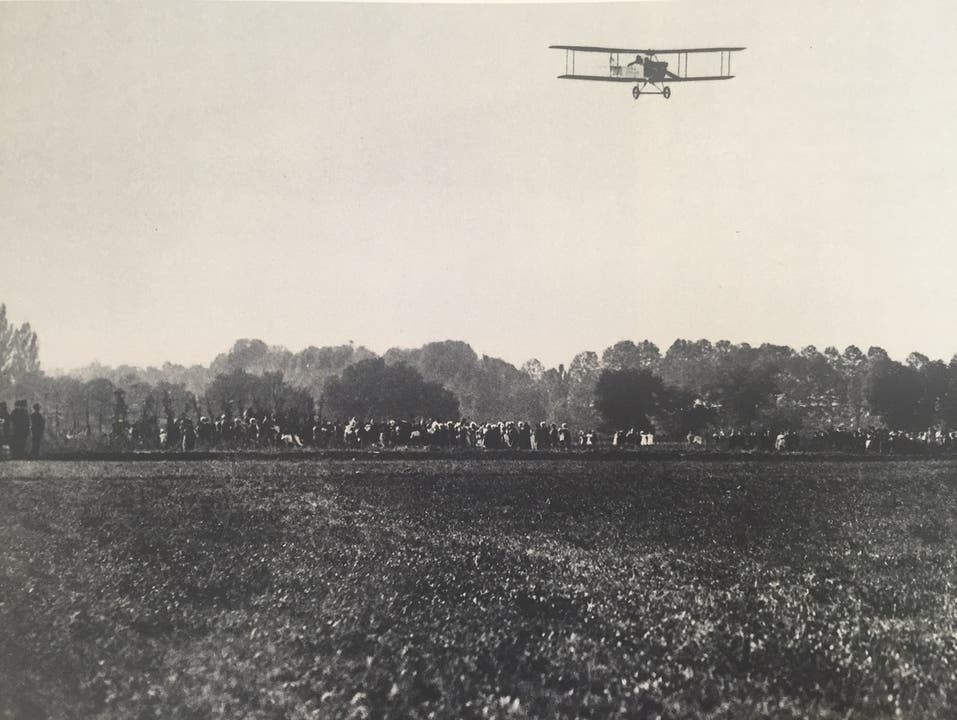 Die erste offizielle Landung: An der Eröffnungsshow vom 12. September 1920 landet eine Häfeli DH-3 der Schweizer Armee.