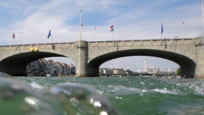 Ein noch nicht identifizierter Mann stützte am Sonntag von der Mittleren Brücke in Basel in den Rhein.