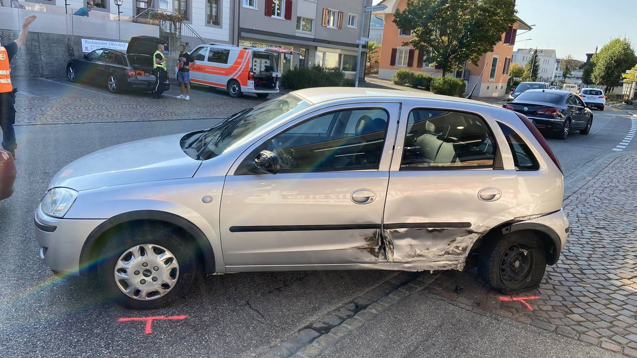 Gränichen AG, 16. September: Ein junger Autofahrer nickte am Steuer ein und geriet auf die Gegenfahrbahn. Dort kollidierte er mit einem anderen Auto. Verletzt wurde niemand.