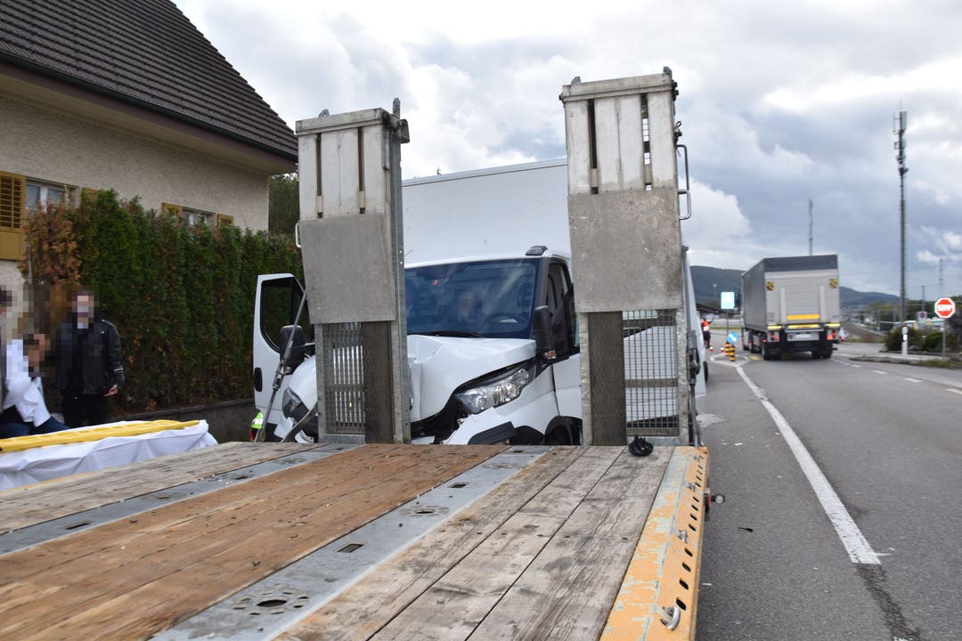Gretzenbach SO, 7. Oktober: Gleich zwei Lieferwagen prallten in einen stehenden Lastwagen mit Anhänger. Zwei Personen wurden dabei verletzt. Die Polizei sucht ein dunkelblaues Auto.