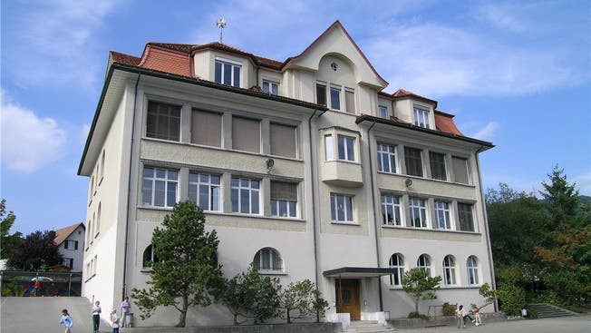 Das Schulhaus 1912 in Lostorf steht vor einem grossen Umbau, sofern der Souverän an der Urne dazu Ja sagt.