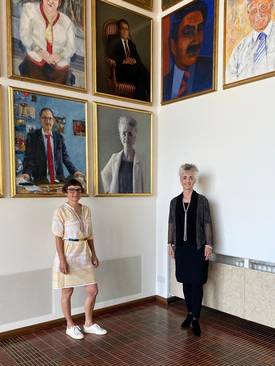 Regierungsrätin Carmen Walker Späh mit der Künstlerin Andrea Muheim vor dem Portrait. Bild: Kanton Zürich