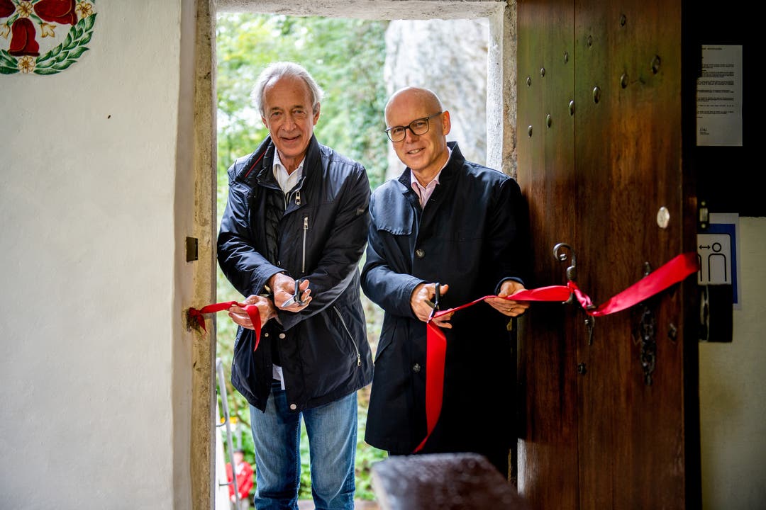 Architekt Peter Widmer und Sergio Wyniger, Präsident Bürgergemeinde Solothurn, durchschneiden das rote Band (von links).