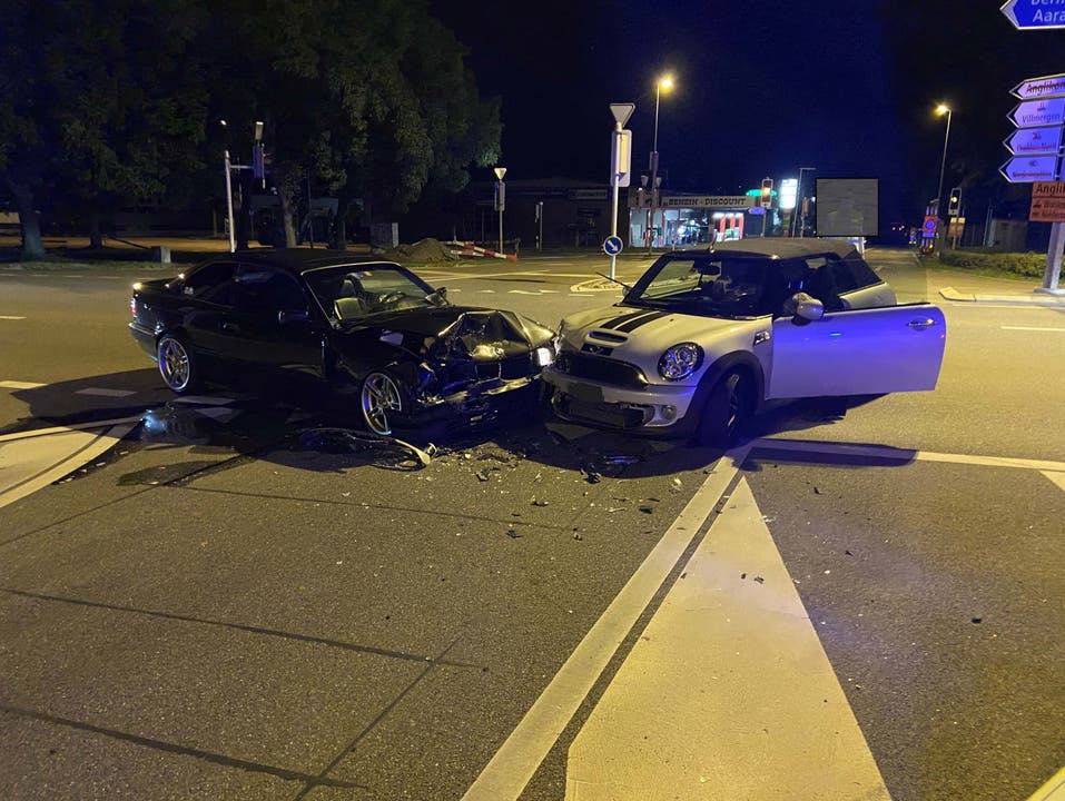 Villmergen AG, 27. August: An einer Kreuzung sind zwei Fahrzeuge zusammengeprallt. Ein junger Mann wurde verletzt.