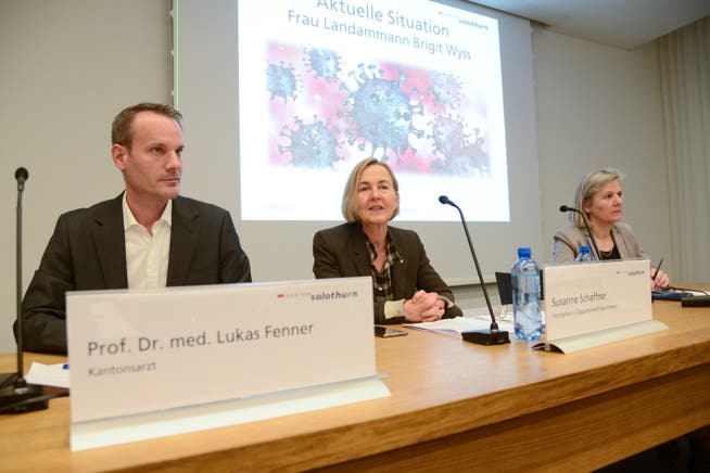 Kantonsarzt Lukas Fenner mit den Regierungsrätinnen Susanne Schaffner und Brigit Wyss.
