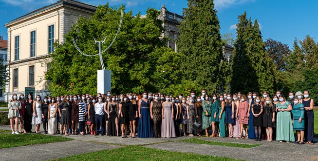 Mit passenden Hygienemasken durch anspruchsvolle Zeiten. Die 86 Diplomand/-innen der Höheren Fachschule Pflege Olten HFPO nahmen im Konzertsaal Solothurn ihre Ausbildungsbestätigungen entgegen.