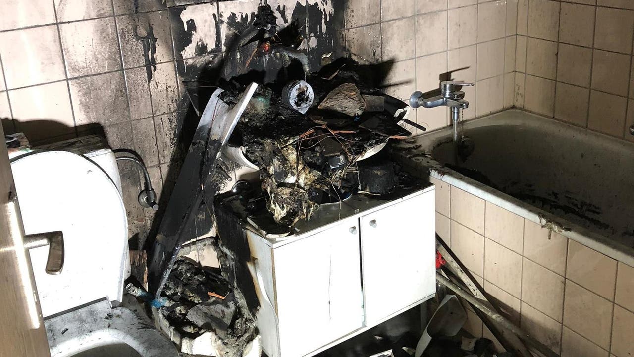 Füllinsdorf BL, 12. September: Wegen einer Kerze brannte ein Badezimmer in einem Mehrfamilienhaus. Der Sachschaden ist beträchtlich.