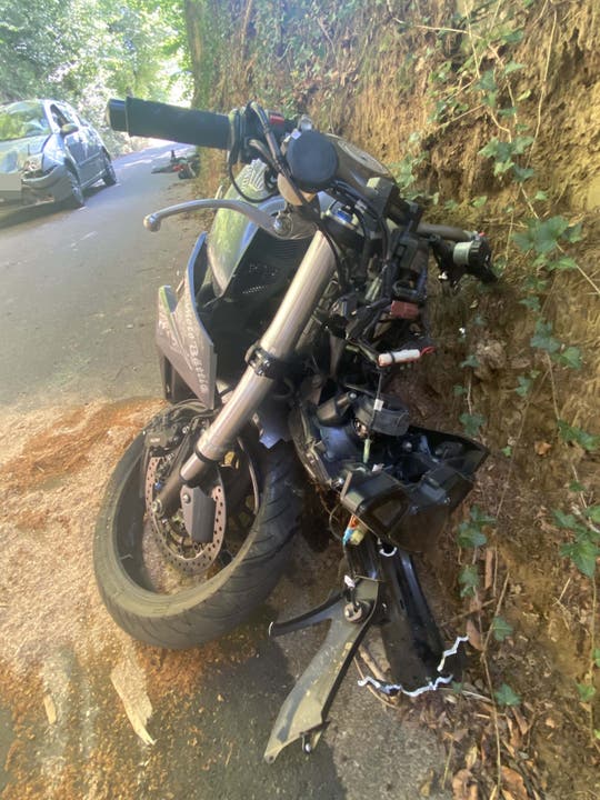 Unfall in Oberkulm, das kaputte Motorrad.
