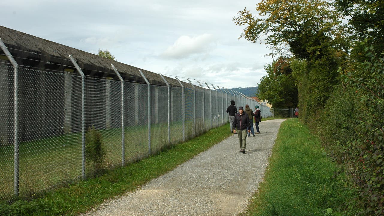 Rund um den heutigen Gefängniszaun plant der Kanton einen weiteren Zaun.