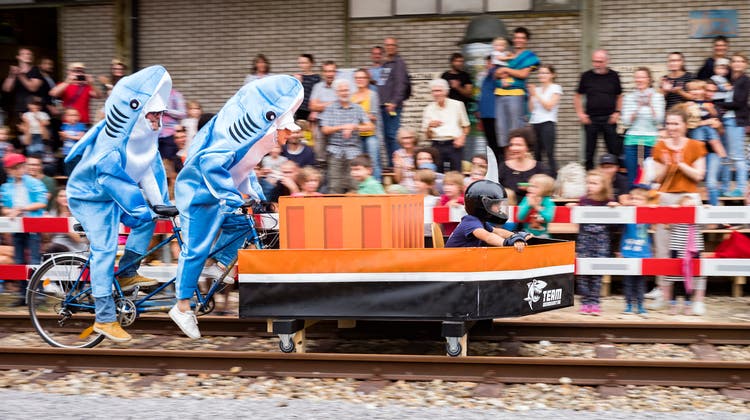 Draisinenrennen auf dem Dreispitz – Wo Haie über Bahnschienen strampeln