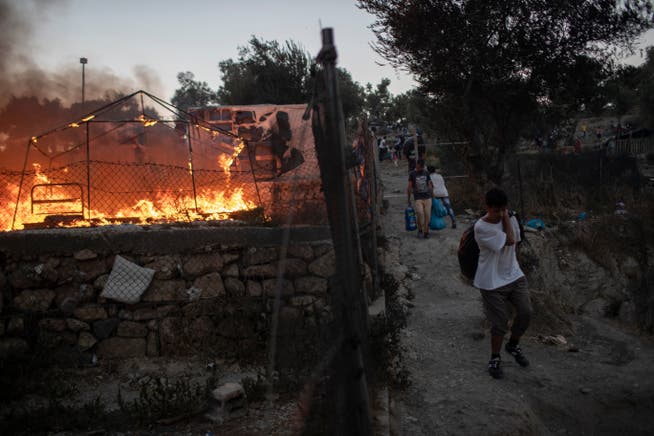 Brände haben in der Nacht auf Mittwoch grosse Teile des Flüchtlingslagers Moria auf der griechischen Insel Lesbos zerstört. (Archiv)