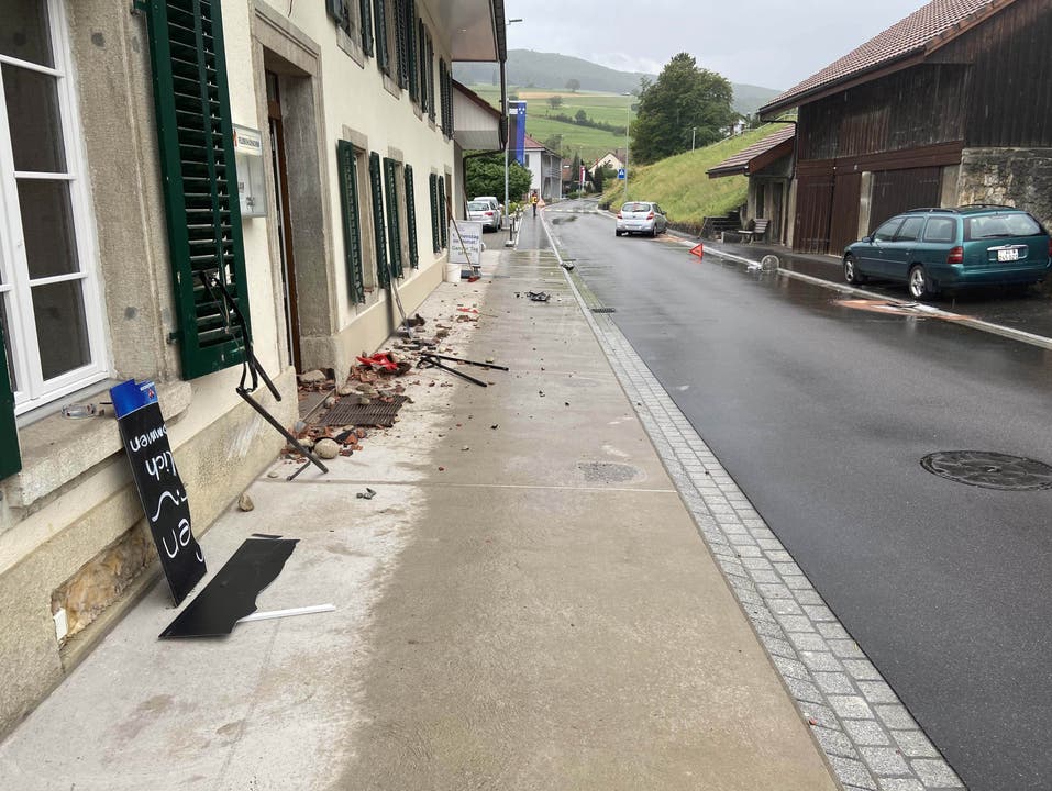 Thalheim AG, 5. August: Stark alkoholisiert verunfallte ein Autofahrer gestern in Thalheim. Sein Wagen streifte eine Hauswand und prallte dann gegen eine Mauer.