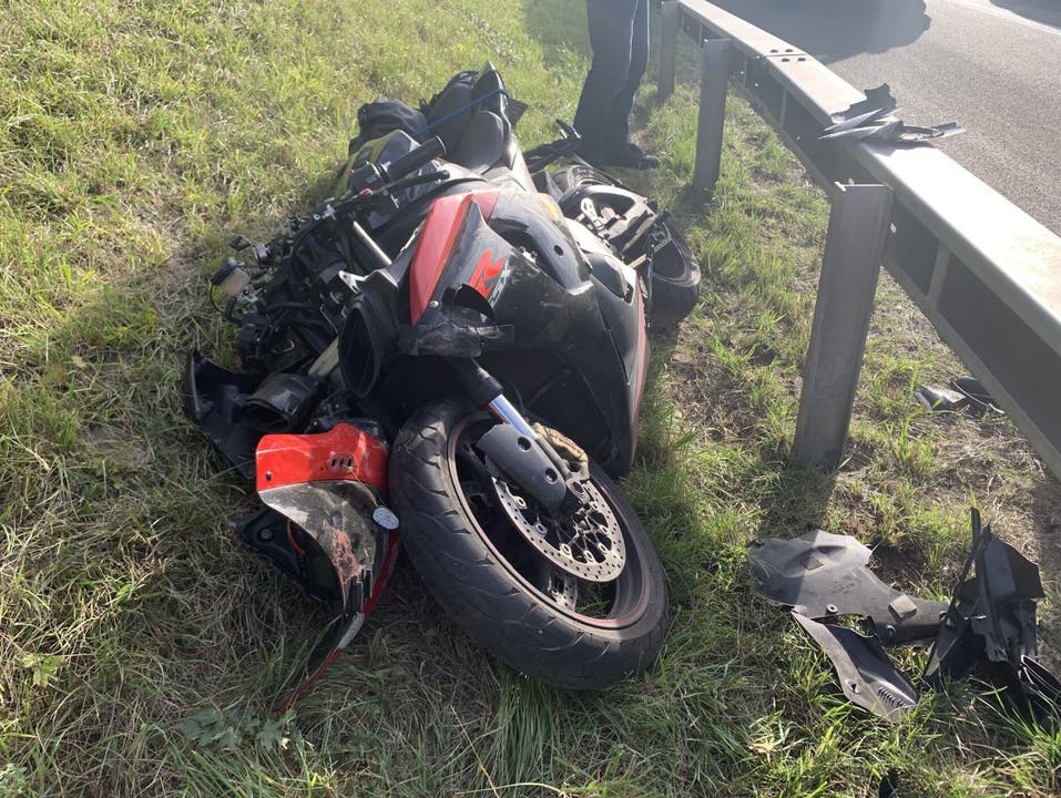 Effretikon ZH, 27. August: Ein 29-jähriger Motorradfahrer ist mit einem Lastwagen zusammengeprallt. Der Töfffahrer wurde mittelschwer verletzt.