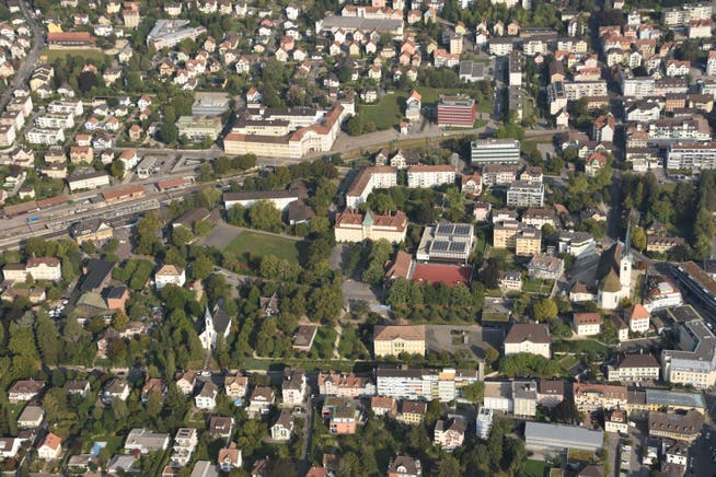 Das Gebiet der Lindenstrasse mit Nordbahnhof, Parktheater, den Schulhäusern Zentrum, der christkatholischen Kirche sowie der Eusebiuskirche.