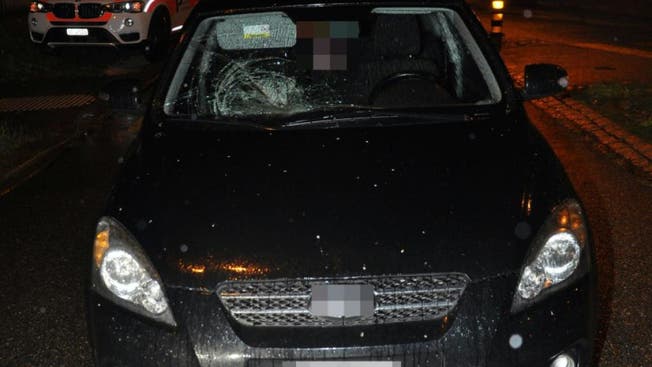 Der Lenker dieses Autos erfasste einen Fussgänger in Solothurn. Der Mann erlitt mittelschwere Verletzungen.