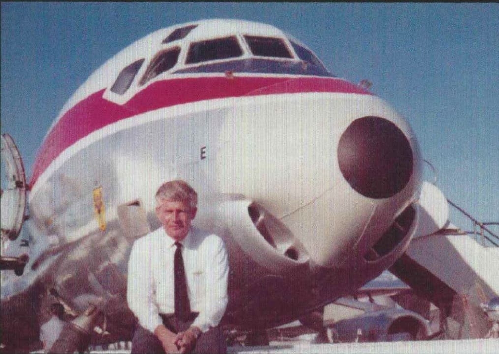 Da hatte er schon längst bei der Swissair Unterschlupf gefunden: Felix Winterstein im Jahr 1973 vor einer Douglas DC-8.
