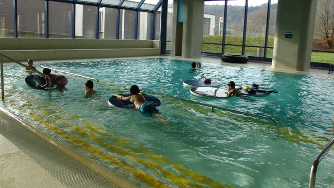 Wenn nicht gerade Schwimmunterricht ist, ist es eher eng im Hallenbad Urdorf. (Archivbild)