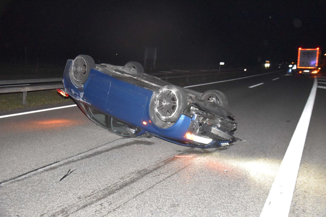 A1 bei Oensingen SO, 22. Oktober: Auto überschlägt sich nach Kollision mit Sattelschlepper. Der Autolenker wurde leicht verletzt.