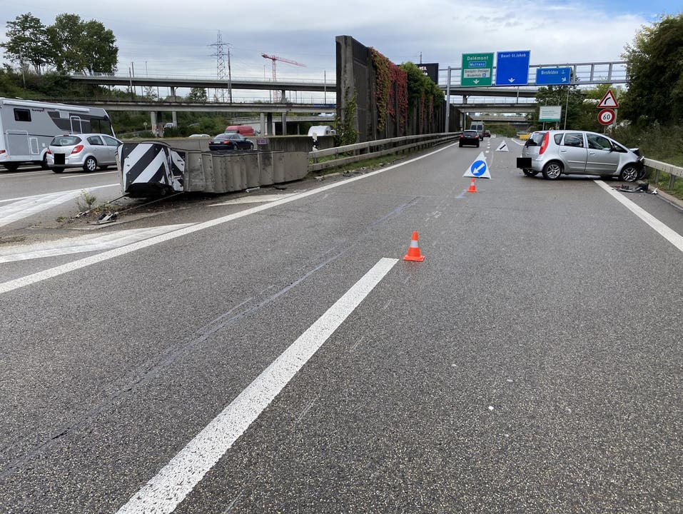 Muttenz BL, 4. Oktober: Ein abrupter Spurwechsel auf der Autobahn A2 bei der Verzweigung A18 führte zu einem Selbstunfall.
