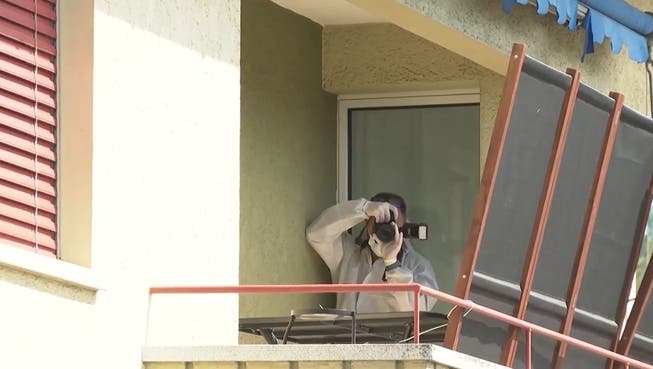 Ein Mitarbeiter der Spurensicherung auf dem Balkon, wo der Beschuldigte festgenommen wurde