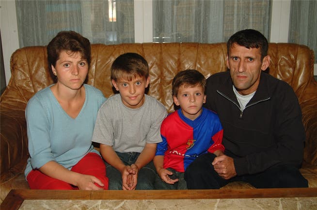 Hamdi Halili mit seiner Frau und den beiden Söhnen auf einem Foto von 2006 – dem Jahr, in dem er das Aufenthaltsrecht erhielt. Nun wird er als letzter der Familie eingebürgert. (Archiv)