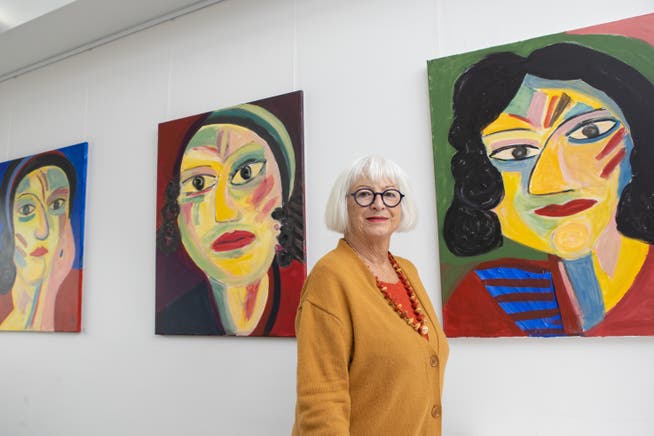 Kunst im KSO - Die Künstlerin Ilse Zeller zeigt mit «Farbe Form Format» Werke im Kantonsspital Olten. Die Künstlerin vor den drei werken mit den Namen Cora, Rosa und Nana.